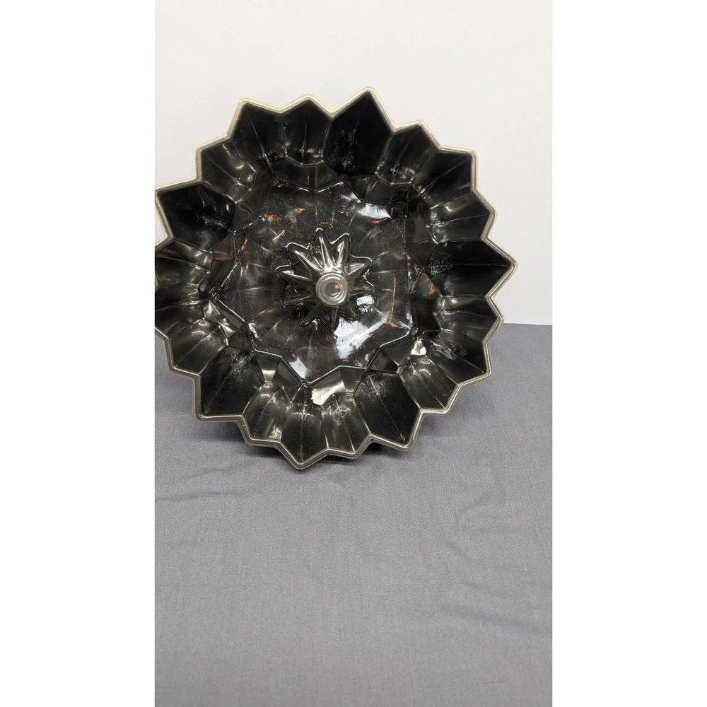 Wilton Dimensions Cascade Bundt Pan 2105-0550 10 Cup Cast Aluminum Bakeware